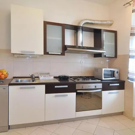 Karmen - Close To The Center Apartment Split